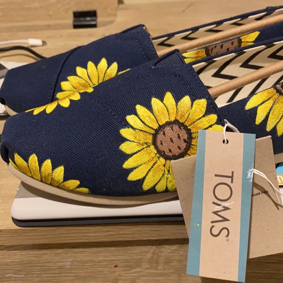 Painted sunflower toms size 8 - Picture 5 of 6